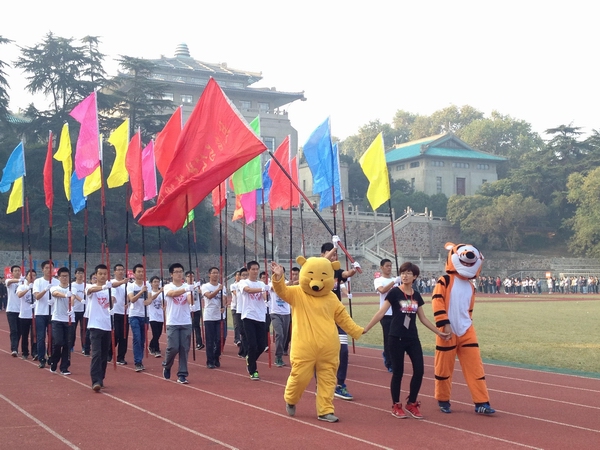 国旗班与吉祥物.jpg